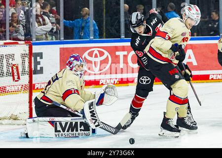 Germania. 27 settembre 2024. Eishockey Penny-DEL 3.Spieltag Koelner Haie - Nuernberg Ice Tigers AM 27.09.2024 in der Lanxess Arena a Koeln Leon Hungerecker ( Nuernberg ), Links - Marco Muenzenberger ( Koeln ), mitte - Julius Karrer ( Nuernberg ), rechts Gemaess den Vorgaben der Deutsche Eishockey Liga ist die Publikation und Weiterverwertung der Foto: Revierfoto credito: ddp media GmbH/Alamy Live News Foto Stock