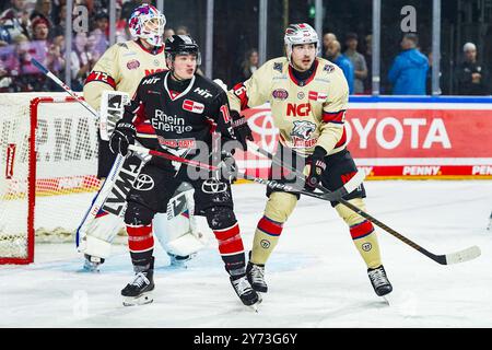 Germania. 27 settembre 2024. Eishockey Penny-DEL 3.Spieltag Koelner Haie - Nuernberg Ice Tigers AM 27.09.2024 in der Lanxess Arena a Koeln Justin Schuetz ( Koeln ), Links - Julius Karrer ( Nuernberg ), rechts Gemaess den Vorgaben der DEL Deutsche Eishockey Liga ist die Publikation und Weiterverwertung der Aufnahmen in elektronischaen Mediessahren Endzenfnahmen in Spiefnahmen en en en en en en en en en en en en en en waefenzlauflauden. Foto: Revierfoto credito: ddp media GmbH/Alamy Live News Foto Stock