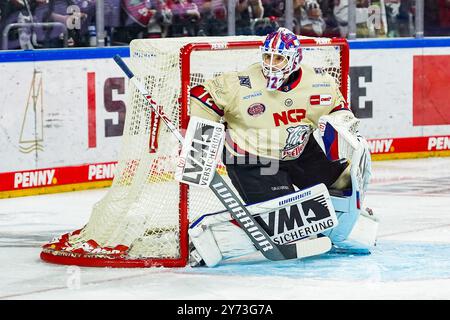 Germania. 27 settembre 2024. Eishockey Penny-DEL 3.Spieltag Koelner Haie - Nuernberg Ice Tigers AM 27.09.2024 in der Lanxess Arena a Koeln Torwartwechsel bei Nuernberg - neu im Tor Leon Hungerecker ( Norimberga ) Gemaess den Vorgaben der DEL Deutsche Eishockey Liga ist die Publikation und Weiterverwertung der Aufnahmen in elektronischen Medien und Endwaehren Spiehmen in Spiehren Spiehren Spiefnahmen. Foto: Revierfoto credito: ddp media GmbH/Alamy Live News Foto Stock