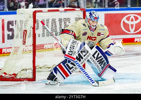 Germania. 27 settembre 2024. Eishockey Penny-DEL 3.Spieltag Koelner Haie - Nuernberg Ice Tigers AM 27.09.2024 in der Lanxess Arena a Koeln Niklas Treutle ( Nuernberg ) Gemaess den Vorgaben der DEL Deutsche Eishockey Liga ist die Publikation und Weiterverwertung der Aufnahmen in elektronischen Medien und Endgeraeten aller Art waehrend des laufenden Spiessinicht. Foto: Revierfoto credito: ddp media GmbH/Alamy Live News Foto Stock