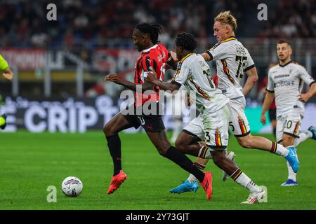 Rafael Leao dell'AC Milan visto in azione durante la partita di calcio di serie A 2024/25 tra AC Milan e US Lecce allo Stadio San Siro Foto Stock