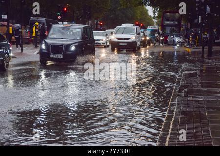 Londra, Regno Unito. 27 settembre 2024. Le auto passano attraverso una Euston Road, che ha registrato l'acqua, mentre in Inghilterra vengono emessi avvisi di alluvione in caso di pioggia intensa. (Foto di Vuk Valcic/SOPA Images/Sipa USA) credito: SIPA USA/Alamy Live News Foto Stock