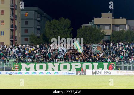 Tifosi di Monopoli durante Monopoli vs Benevento, partita di serie C a Monopoli, Italia, settembre 26 2024 Foto Stock