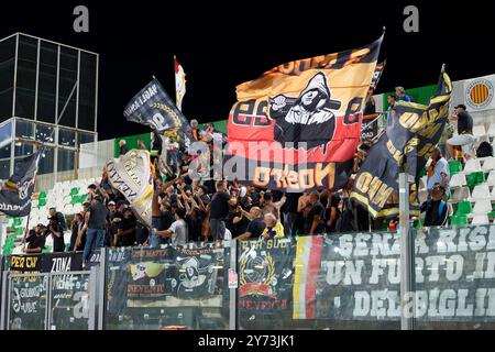 Tifosi del Benevento calcio durante Monopoli vs Benevento, partita di serie C a Monopoli, Italia, settembre 26 2024 Foto Stock