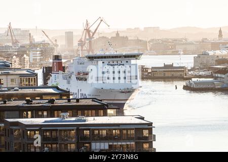 Goteborg, Svezia - 11 2022 aprile: Traghetto Stena Jutlandica in partenza da Goteborg per Frederikshavn in una soleggiata mattinata primaverile. Foto Stock