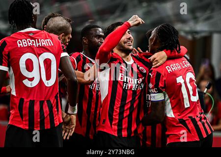 Theo Hernandez, il difensore francese del Milan #19, festeggia dopo aver segnato il secondo gol della sua squadra durante la partita di calcio di serie A italiana tra AC Milan e Lecce allo Stadio San Siro di Milano, Italia il 27 settembre 2024 Credit: Piero Cruciatti/Alamy Live News Foto Stock