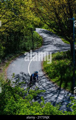 Goteborg, Svezia - 15 2022 maggio: Ciclisti che in primavera percorrono un tortuoso percorso ciclistico. Foto Stock