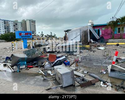 St. Pete Beach, Stati Uniti. 27 settembre 2024. Scene da St. Pete Beach, Florida, venerdì 27 settembre 2024, dopo che l'uragano Helene è approdato in Florida a fine giovedì come tempesta di categoria 4 con venti fino a 140 km/h. Almeno nove persone sono morte, e milioni sono senza potere nel sud-est degli Stati Uniti mentre Helene ha strappato la regione. Foto tramite l'ufficio dello sceriffo della contea di Pinellas/UPI credito: UPI/Alamy Live News Foto Stock