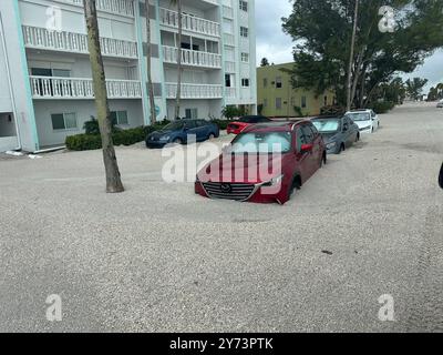 St. Pete Beach, Stati Uniti. 27 settembre 2024. Scene da St. Pete Beach, Florida, venerdì 27 settembre 2024, dopo che l'uragano Helene è approdato in Florida a fine giovedì come tempesta di categoria 4 con venti fino a 140 km/h. Almeno nove persone sono morte, e milioni sono senza potere nel sud-est degli Stati Uniti mentre Helene ha strappato la regione. Foto tramite l'ufficio dello sceriffo della contea di Pinellas/UPI credito: UPI/Alamy Live News Foto Stock