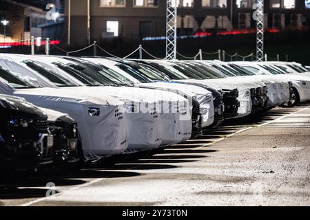 Goteborg, Svezia - 23 novembre 2022: Una lunga fila di trasporti ha coperto le auto Volvo presso una concessionaria Foto Stock