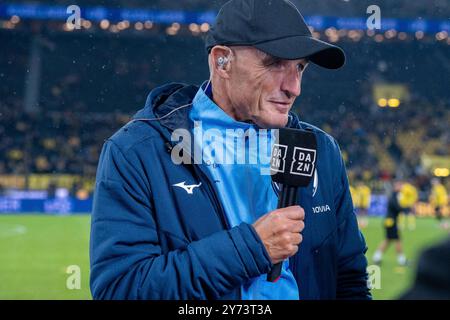 Dortmund, Germania. 27 settembre 2024. Peter Zeidler (VfL Bochum 1848, Cheftrainer) im DAZN Interview, GER BVB Borussia Dortmund 09 vs. VfL Bochum, Fussball, Bundesliga, Spieltag 5, Saison 2024/2025, 27.09.2024 LE NORMATIVE DFB/DFL VIETANO QUALSIASI USO DI FOTOGRAFIE COME SEQUENZE DI IMMAGINI E/O QUASI-VIDEO, foto: Eibner-Pressefoto/Fabian Friese credito: dpa/Alamy Live News Foto Stock