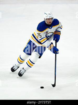 Monaco, Germania. 27 settembre 2024. Connor Clifton (Buffalo Sabres, #75) GER, EHC Red Bull Muenchen gegen Buffalo Sabres, Eishockey, Testspiel, Preseason, Grand Opening SAP Garden, 27.09.2024. Foto: Eibner-Pressefoto/Heike Feiner credito: dpa/Alamy Live News Foto Stock