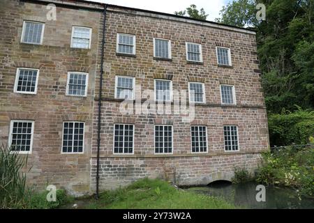 Tre piani del cotonificio originale costruito da Sir Richard Arkwright nel 1771 a Cromford nel Derbyshire Foto Stock