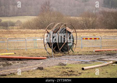 Mölndal, Svezia - gennaio 29 2023: Tamburo di cavi neri in cantiere Foto Stock