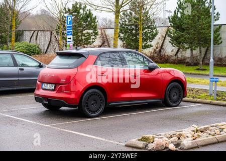 Mölndal, Svezia - gennaio 29 2023: Lato di un'auto elettrica rossa ora Funky Cat Foto Stock