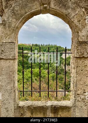 La fotografia raffigura un paesaggio medievale in pietra della città, che mostra dettagli architettonici in estate. Foto Stock