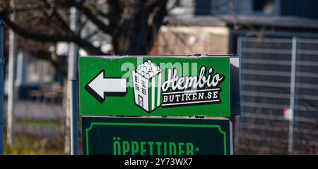 Goteborg, Svezia - 12 febbraio 2023: Cartello Hembiobutiken sul lato di una strada Foto Stock