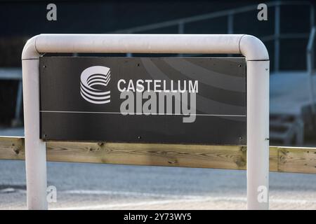 Goteborg, Svezia - 12 febbraio 2023: Segnale stradale castellum accanto a un edificio di uffici Foto Stock