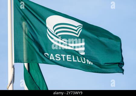 Goteborg, Svezia - 12 febbraio 2023: Flan verde di Castellum che ondeggia al vento Foto Stock