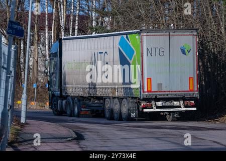 Gothenburg, Svezia - 12 febbraio 2023: Autocarro NTG parcheggiato presso una fermata di sosta sul ciglio della strada Foto Stock
