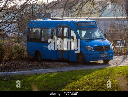 Goteborg, Svezia - 12 febbraio 2023: Minibus blu parcheggiato da un giardino Foto Stock