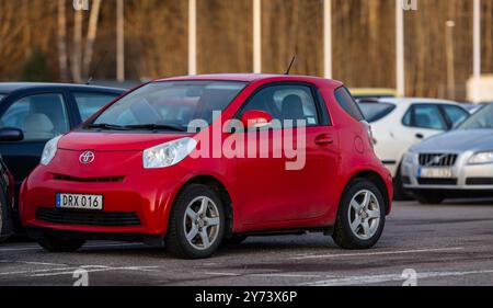 Gothenburg, Svezia - 12 febbraio 2023: Toyota IQ rossa 2011 in un parcheggio Foto Stock