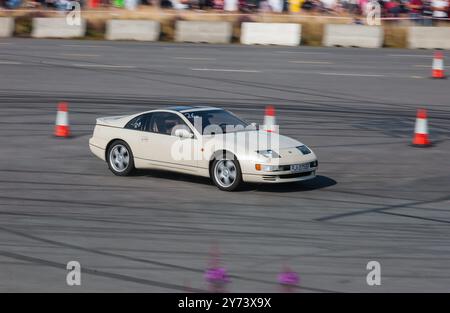 Kristiansand, Norvegia - 20 agosto 2005: Auto sportiva bianca Nissan pronta a fare un burnout ad una fiera. Foto Stock