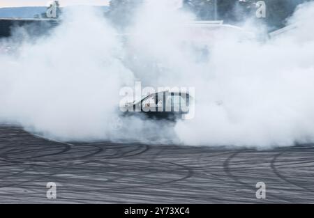 Kristiansand, Norvegia - 20 agosto 2005: Auto in nuvole di fumo dopo un esaurimento. Foto Stock