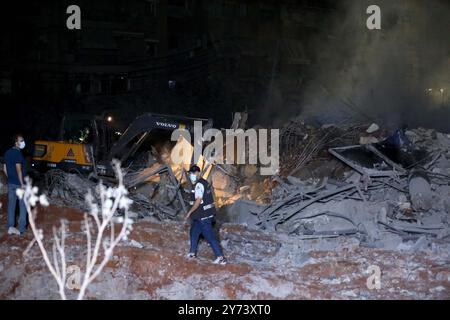 Beirut, Libano. 27 settembre 2024. I soccorritori lavorano nel sito degli attacchi aerei israeliani diretti al quartier generale di Hezbollah a Beirut, Libano, il 27 settembre 2024. Almeno due persone sono rimaste uccise e 76 ferite venerdì in attacchi aerei israeliani diretti al quartier generale di Hezbollah a Beirut, ha riferito la TV al-Manar del gruppo. Crediti: Bilal Jawich/Xinhua/Alamy Live News Foto Stock