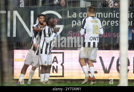Charleroi, Belgio. 27 settembre 2024. Il Parfait Guiagon di Charleroi festeggia dopo aver segnato durante una partita di calcio tra lo Sporting Charleroi e il Club Brugge, venerdì 27 settembre 2024 a Charleroi, il giorno 9 della stagione 2024-2025 della "Jupiler Pro League" prima divisione del campionato belga. BELGA PHOTO VIRGINIE LEFOUR credito: Belga News Agency/Alamy Live News Foto Stock