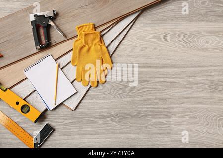 Utensili, notebook e schede laminate a pavimento Foto Stock