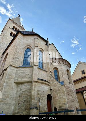 La fotografia mostra un paesaggio urbano medievale europeo in estate, caratterizzato da tetti vivaci e intricati dettagli architettonici. Foto Stock