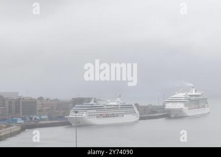 Saint John, NB, Canada - 2024-09-27: Due grandi navi da crociera attraccate a Saint John in una giornata nebbiosa. Foto Stock