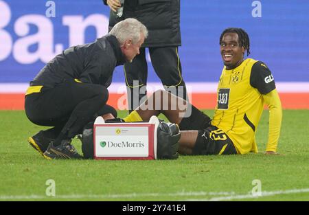 Dortmund, Germania. 27 settembre 2024. Calcio: Bundesliga, Borussia Dortmund - VfL Bochum, 5° giorno, Signal Iduna Park. Jamie Gittens di Dortmund è ferito in campo credito: Bernd Thissen/dpa - NOTA IMPORTANTE: In conformità con le normative della DFL German Football League e della DFB German Football Association, è vietato utilizzare o utilizzare fotografie scattate nello stadio e/o della partita sotto forma di immagini sequenziali e/o serie di foto video-simili./dpa/Alamy Live News Foto Stock