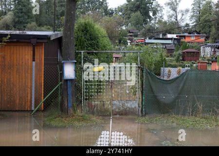 La recinzione, il giardino e il sito di assegnazione sono allagati da acqua sporca. Inondazione e traboccamento in estate e in estate. Autentica catastrofe naturale e distas Foto Stock