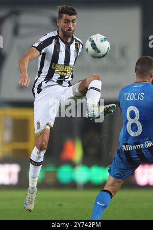 Charleroi, Belgio. 27 settembre 2024. Vetle Dragsnes di Charleroi combatte per il pallone durante una partita di calcio tra lo Sporting Charleroi e il Club Brugge, venerdì 27 settembre 2024 a Charleroi, il giorno 9 della stagione 2024-2025 della "Jupiler Pro League" prima divisione del campionato belga. BELGA PHOTO VIRGINIE LEFOUR credito: Belga News Agency/Alamy Live News Foto Stock