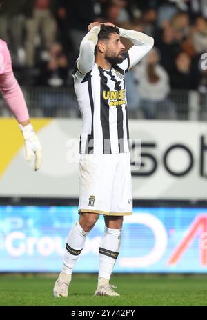 Charleroi, Belgio. 27 settembre 2024. L'oday Dabbagh di Charleroi sembra sgretolato durante una partita di calcio tra lo Sporting Charleroi e il Club Brugge, venerdì 27 settembre 2024 a Charleroi, il giorno 9 della stagione 2024-2025 della "Jupiler Pro League" prima divisione del campionato belga. BELGA PHOTO VIRGINIE LEFOUR credito: Belga News Agency/Alamy Live News Foto Stock