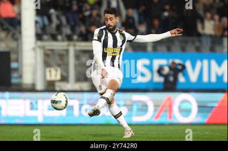 Charleroi, Belgio. 27 settembre 2024. L'oday Dabbagh di Charleroi combatte per il ballo durante una partita di calcio tra lo Sporting Charleroi e il Club Brugge, venerdì 27 settembre 2024 a Charleroi, il giorno 9 della stagione 2024-2025 della "Jupiler Pro League" prima divisione del campionato belga. BELGA PHOTO VIRGINIE LEFOUR credito: Belga News Agency/Alamy Live News Foto Stock