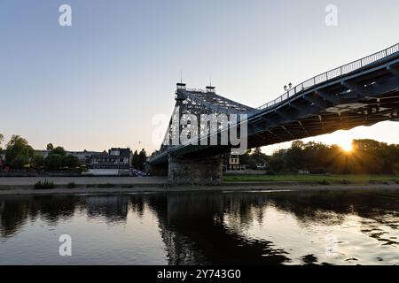 Storico ponte Loschwitz, Blue Wonder, tramonto, a Dresda sull'Elba di sera Foto Stock