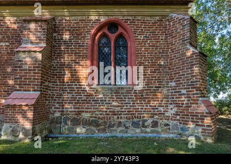 La chiesa di Santa Maria a Netzelkow è un edificio della chiesa nel comune di Lütow sulla penisola di Gnitz sull'isola di Usedom. Kirchstraße, am Peenestrom, Meclemburgo-Vorpommern, Germania Foto Stock