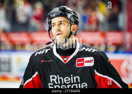 Germania. 27 settembre 2024. Eishockey Penny-DEL 3.Spieltag Koelner Haie - Nuernberg Ice Tigers AM 27.09.2024 in der Lanxess Arena a Koeln Trauriger Blick nach der unnoetigen Niederlage bei Nick Bailen ( Koeln ) Gemaess den Vorgaben der DEL Deutsche Eishockey Liga ist die Publikation und Weiterverwertung der Aufnahmen in elektronischen Mediahren Endzen en en en en en en en en en en en en waelauden Art Spiefnahmen. Foto: Revierfoto credito: ddp media GmbH/Alamy Live News Foto Stock