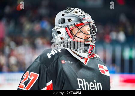 Germania. 27 settembre 2024. Eishockey Penny-DEL 3.Spieltag Koelner Haie - Nuernberg Ice Tigers AM 27.09.2024 in der Lanxess Arena a Koeln Niklas Lunemann ( Koeln ) Gemaess den Vorgaben der DEL Deutsche Eishockey Liga ist die Publikation und Weiterverwertung der Aufnahmen in elektronischen Medien und Endgeraeten aller Art waehrend des laufenden Spiessinicht. Foto: Revierfoto credito: ddp media GmbH/Alamy Live News Foto Stock