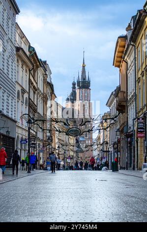 CRACOVIA, POLONIA - 21 DICEMBRE 2023: Basilica di Santa Maria a Cracovia, Polonia, il 21 dicembre 2023 Foto Stock