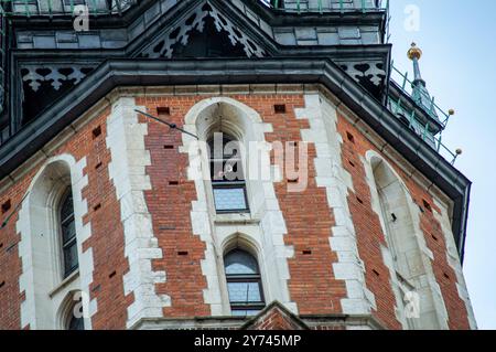 CRACOVIA, POLONIA - 21 DICEMBRE 2023: Basilica di Santa Maria a Cracovia, Polonia, il 21 dicembre 2023 Foto Stock