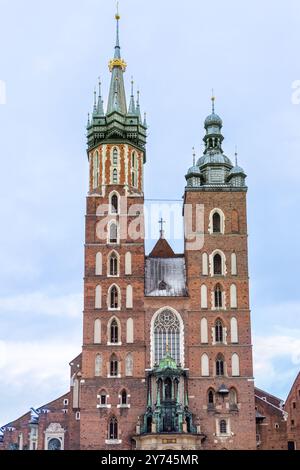 CRACOVIA, POLONIA - 21 DICEMBRE 2023: Basilica di Santa Maria a Cracovia, Polonia, il 21 dicembre 2023 Foto Stock