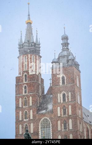 CRACOVIA, POLONIA - 21 DICEMBRE 2023: Basilica di Santa Maria a Cracovia, Polonia, il 21 dicembre 2023 Foto Stock