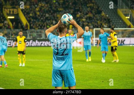 Dortmund, Germania. 27 settembre 2024. Einwurf von Maximilian Wittek (VfL Bochum 1848, #32), GER BVB Borussia Dortmund 09 vs. VfL Bochum, Fussball, Bundesliga, Spieltag 5, Saison 2024/2025, 27.09.2024 LE NORMATIVE DFB/DFL VIETANO QUALSIASI USO DI FOTOGRAFIE COME SEQUENZE DI IMMAGINI E/O QUASI-VIDEO, foto: Eibner-Pressefoto/Fabian Friese credito: dpa/Alamy Live News Foto Stock