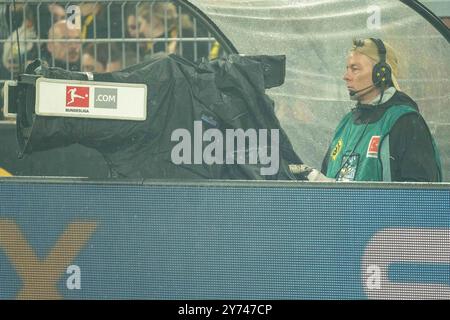 Dortmund, Germania. 27 settembre 2024. Symbolbild, Fernsehkameramann unterm Regenschutz, GER BVB Borussia Dortmund 09 vs. VfL Bochum, Fussball, Bundesliga, Spieltag 5, Saison 2024/2025, 27.09.2024 LE NORMATIVE DFB/DFL VIETANO QUALSIASI USO DI FOTOGRAFIE COME SEQUENZE DI IMMAGINI E/O QUASI-VIDEO, foto: Eibner-Pressefoto/Fabian Friese credito: dpa/Alamy Live News Foto Stock