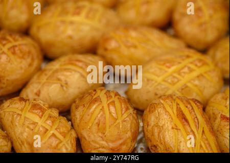 Patate al forno insieme con la buccia Foto Stock