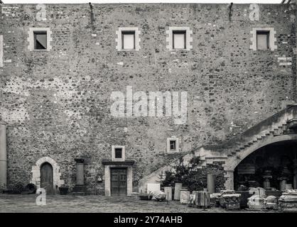 Mura di Catania #01, 2018. La parete orientale del cortile di Castello Ursino; Catania, Sicilia, Italia Foto Stock